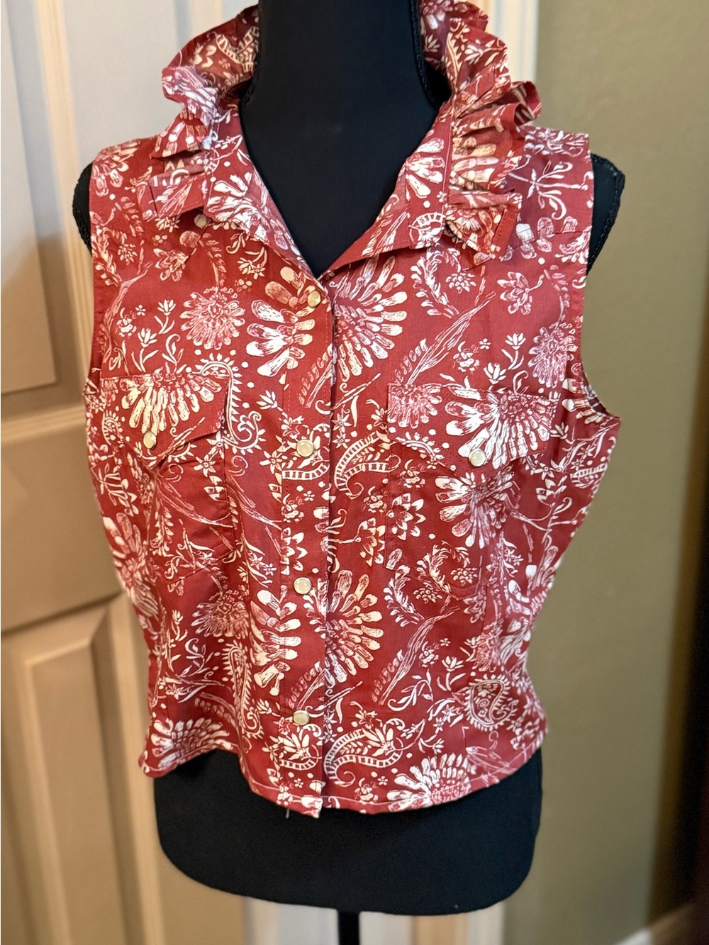 Upcycled Ruffled Collar Sleeveless Button-Up Top in Rust Floral. M - Picture 2 of 8